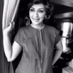 Sonali Bendre Instagram - When the world as we know it is in chaos, we can’t help but feel despair. I did… I sat with it, I connected with it and I had a conversation with it. But I soon realized if I gave into it… everything would be lost. So I kicked it out the door and put on my cloak of hope because I realized in all that despair, there is always someone somewhere who will give you hope. These are the stories that brought me out of the darkness and I think we all need to see and hear more. If you have any such stories to share, please, please send them to me and hopefully, we can hold onto them and find our way back to light. #OneDayAtATime 😄