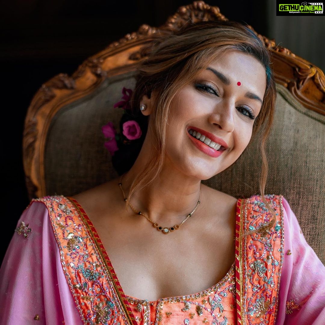 Sonali Bendre - 212K Likes - I have always believed that traditions are what you make of them... to me they are a bridge between the past, present and future. I respect where they came from but never hesitated to give it my own meaning. Karwa Chauth is one such festival… to me, it has always been a celebration of family and friends that are family. A day spent in rituals with the people you love. The fact that I get pampered by my husband is a bonus 😉. It’s a celebration of togetherness and companionship, cementing the love we share with our husbands & the bond between our family and friends ❤️
Fun fact… I’m wearing my wedding lehenga from 19 years ago by @manishmalhotra05 and have paired it with this beautiful mangalsutra from @bulgari. Then and now, the worlds can meet, if you just approach it with love.