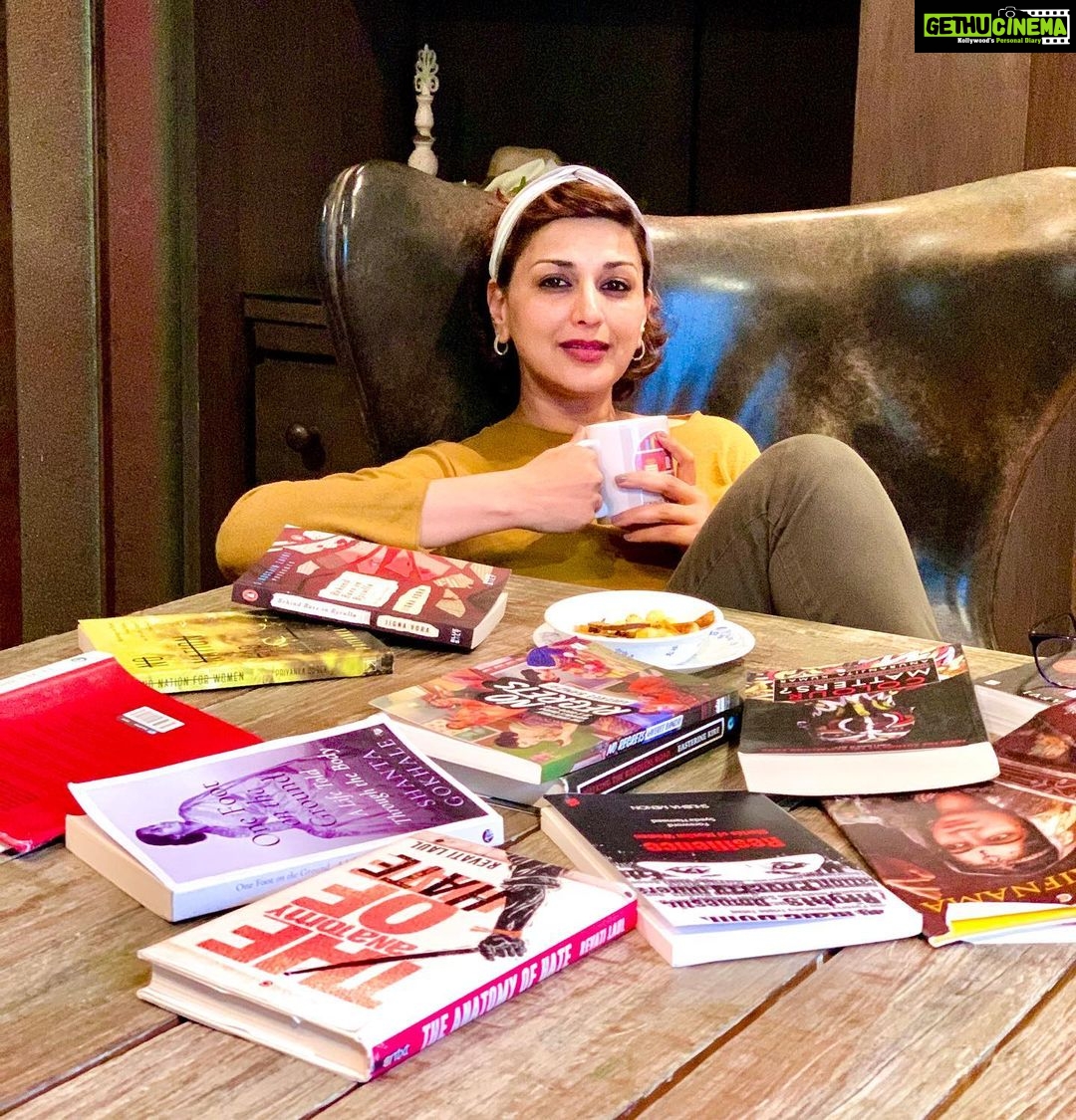 Sonali Bendre Instagram - I've had such an amazing time reading all the work in the non-fiction category for the @autherawards and discussing it with my co- jury members @yasser.usman and @manimugdhasharma. The quality and calibre of the work is truly incredible. Thank you @vinitanangia for giving me the opportunity to be part of this. It's great to see women authors from all genres being recognized and awarded. Congratulations to all the winners, I'm sure you'll had a great evening & #HappyWomensDay everyone.