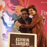 Sonali Bendre Instagram - Honoured to have launched 'The Vault Of Vishnu' by @ashwin.sanghi today at @jaipurlitfest. A wonderful afternoon spent discussing everything about #TheBharatSeries and as always I learn something new! Looking forward to reading it soon... Wishing you love and luck for the book! #TheVaultOfVishnu #SBCatJLF2020 #JaipurLitFest2020