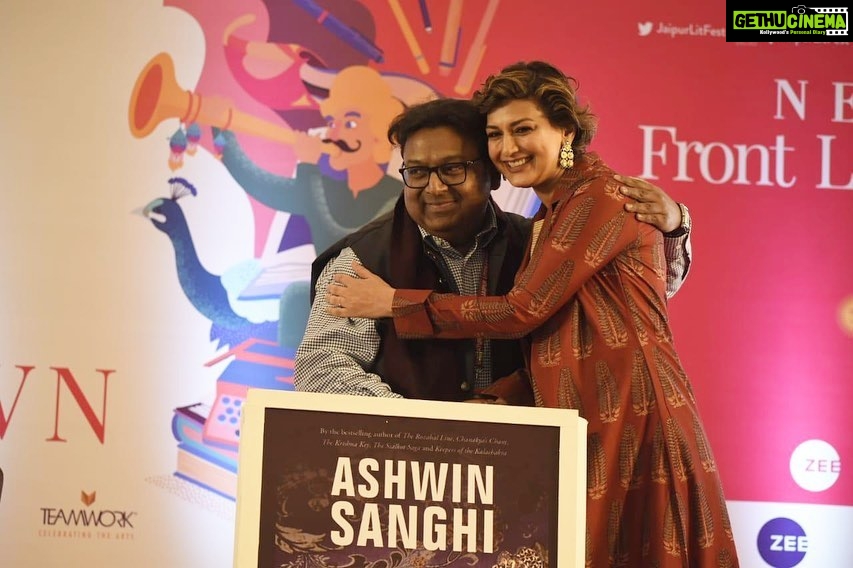 Sonali Bendre Instagram - Honoured to have launched 'The Vault Of Vishnu' by @ashwin.sanghi today at @jaipurlitfest. A wonderful afternoon spent discussing everything about #TheBharatSeries and as always I learn something new! Looking forward to reading it soon... Wishing you love and luck for the book! #TheVaultOfVishnu #SBCatJLF2020 #JaipurLitFest2020