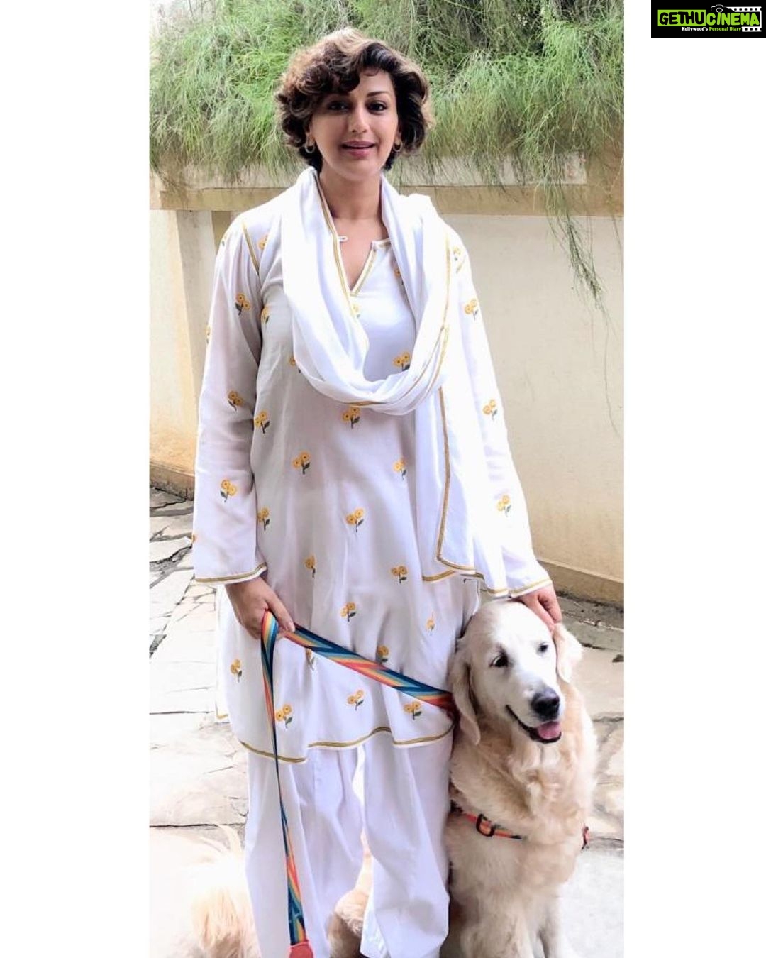 Sonali Bendre Instagram - Lazy Sunday? Not for us, we've been out visiting the grandparents! I'm wearing what I can call a #throwback outfit- @abujanisandeepkhosla made a series of these for me as part of their label #Jashn, when I was pregnant with Ranveer over 14 years ago and insisted on wearing only white and cotton. So happy to be wearing it again today after all this time. #Vintage #LilMissIcy #SundayFunday #FamilyTime #Jashn