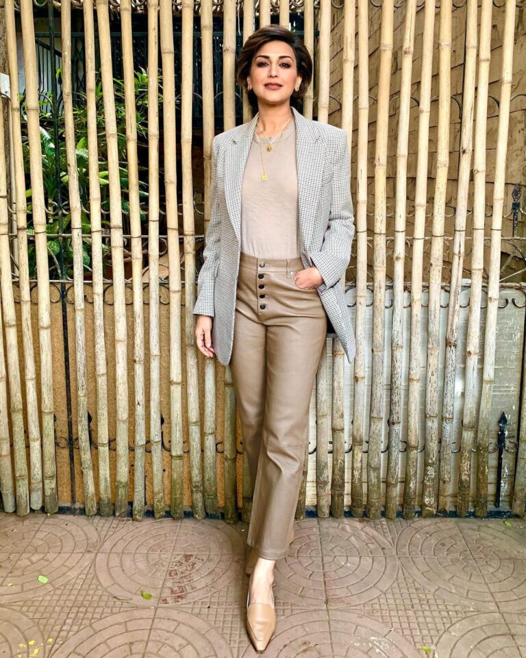 Sonali Bendre Instagram - Never too cool for school! 😬 So happy to be a part of @jamnabai.narsee.school celebrating 50 years of quality education!