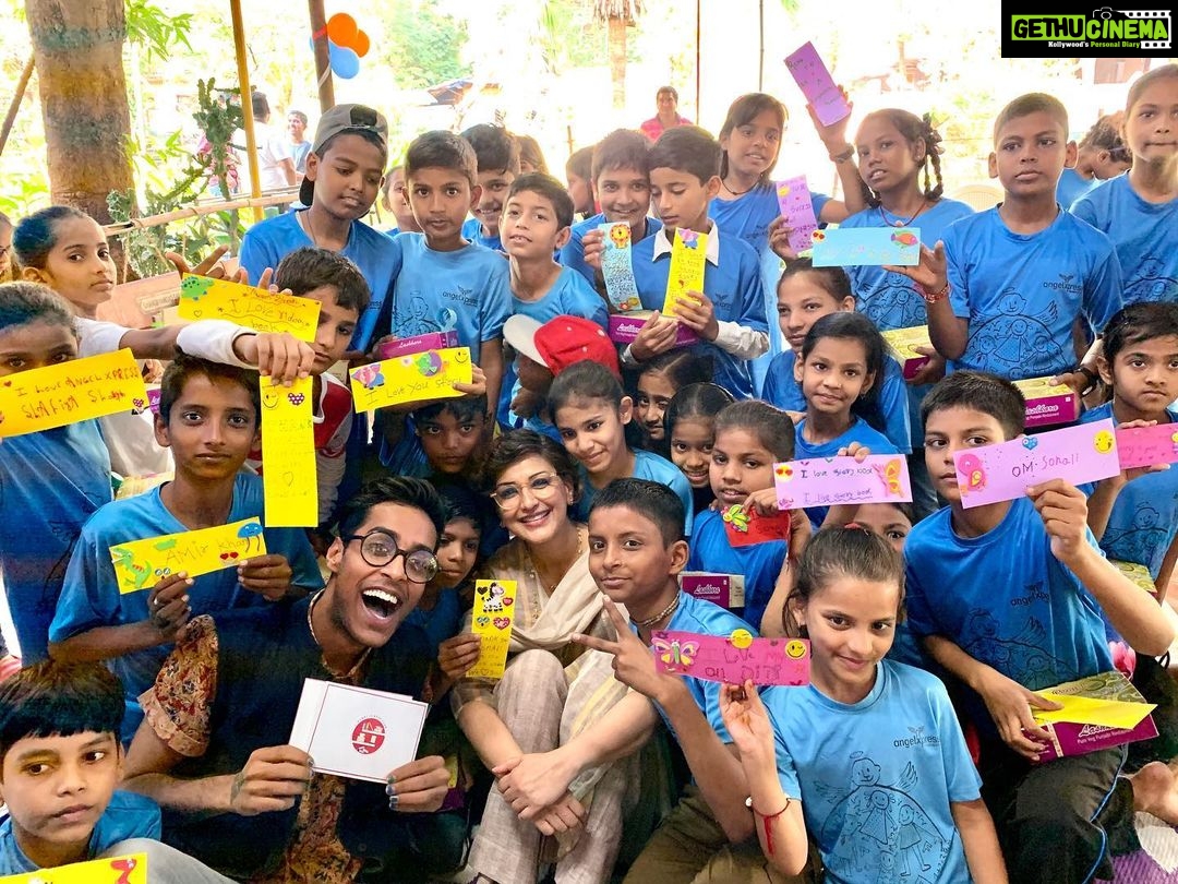 Sonali Bendre Instagram - It’s the season of giving and I am thrilled that @sonalisbookclub has been able to make a meaningful contribution! Spent the day yesterday with the kids and team of @angelxpressfoundation at their Juhu Centre. It was a big day for me because we inaugurated our first ever #SBCLilLibrary. It’s a small initiative but it’s something I really hope to grow. I truly believe that inculcating the habit of reading in children is of utmost importance... it opens up their imagination, giving them a chance to befriend characters and travel to far off lands... all with the turn of a page. Reading also improves children’s vocabulary and also gives them a wider perspective of the world. I am so thankful to my SBC community for donating books to our mini library. A special mention of @neha_j_hiranandani who not only donated books but also connected us to @scholasticindia who supported our initiative by donating sooooo many books! I hope to start many more #SBCLilLibraries across the country and encourage kids to enter the magical world of reading 😁 so keep em’ coming! A special thank you to @debikaa for being such a champion for these kids and for helping me make this initiative come to life. #SBCLilOnes #SBCxAngelXpress @sonalisbookclub