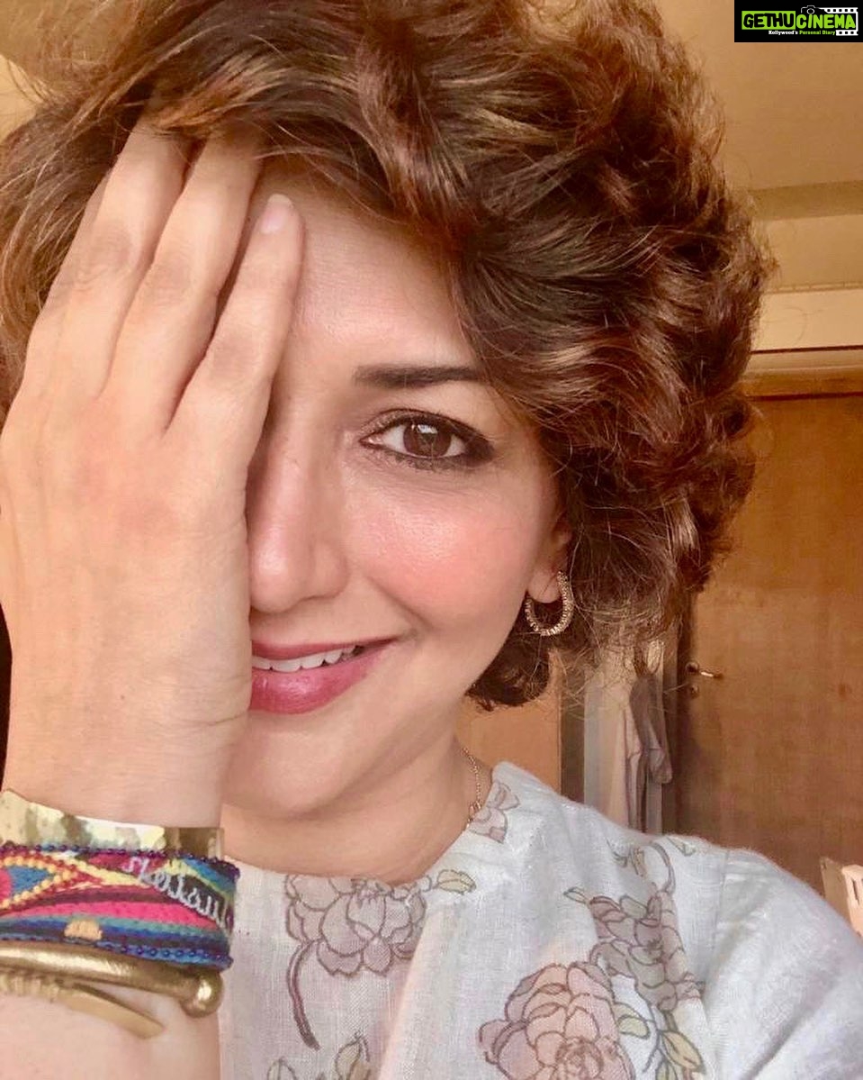 Sonali Bendre Instagram - With this Inclusion Band, I’m proud to lend my support to the #ChooseToInclude initiative. In a world where judgement runs high, it's important to put humanity first and be open, kind and compassionate. What does this all mean? This INCLUSION BAND stands for a tomorrow that is all inclusive, one where respect, dignity, diversity, inclusion, and acceptance co-exist. Did you know that 1 in every 50 Indians, over 26 million individuals have Intellectual Disability (ID)? In spite of the colossal figure, we as a society still remain largely unaware of this space and we are unable to actively address the needs of these individuals. Those with ID are some of the most marginalized and excluded groups of children, experiencing widespread violations of their rights. By wearing the INCLUSION BANDS we commit to a world that is stronger for all. The Jai Vakeel Foundation, working in the space of Intellectual disability has partnered with Chanakya School of Craft to create a powerful collaboration of thought and inclusion. Come be a part of the story. Wear this band. Inspire others. JOIN THE MOVEMENT - SaltScout.com/JaiVakeel #choosetoinclude #jaivakeelfoundation #chanakyaschoolofcraft @jaivakeel @chanakya.school