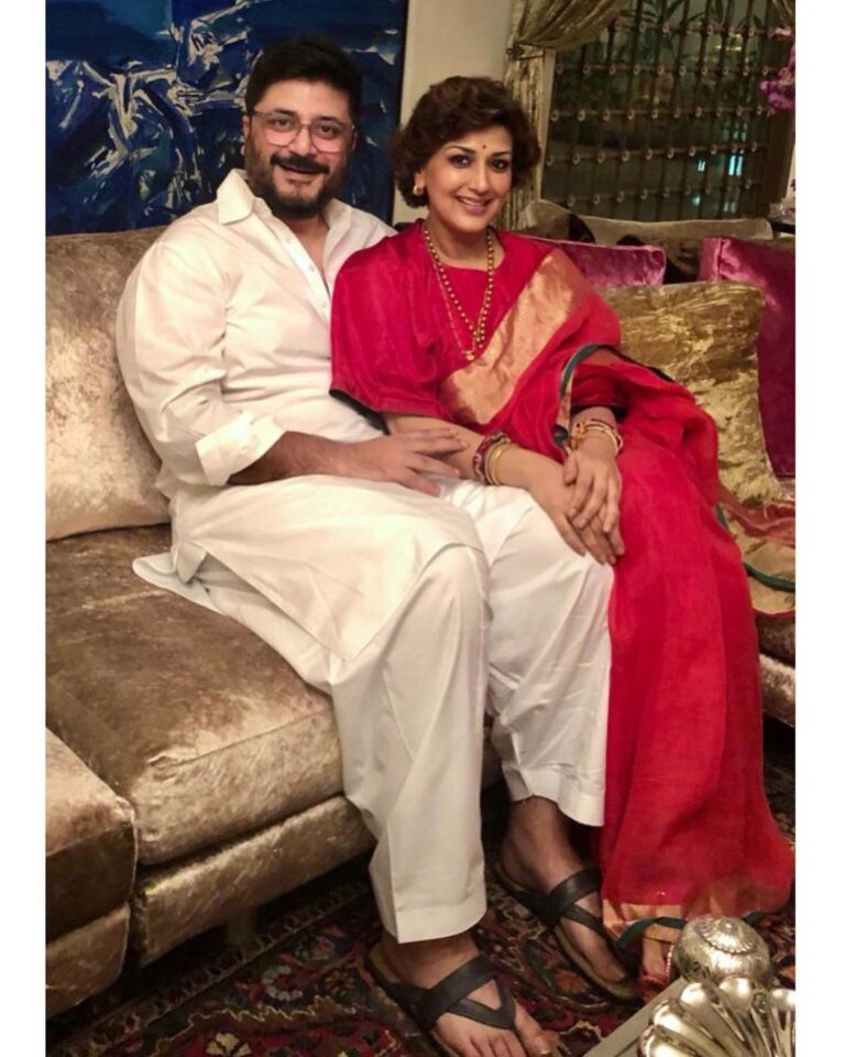 Sonali Bendre Instagram - Moon spotting 🌝✨ #KarwaChauth 📸: Jaya aunty