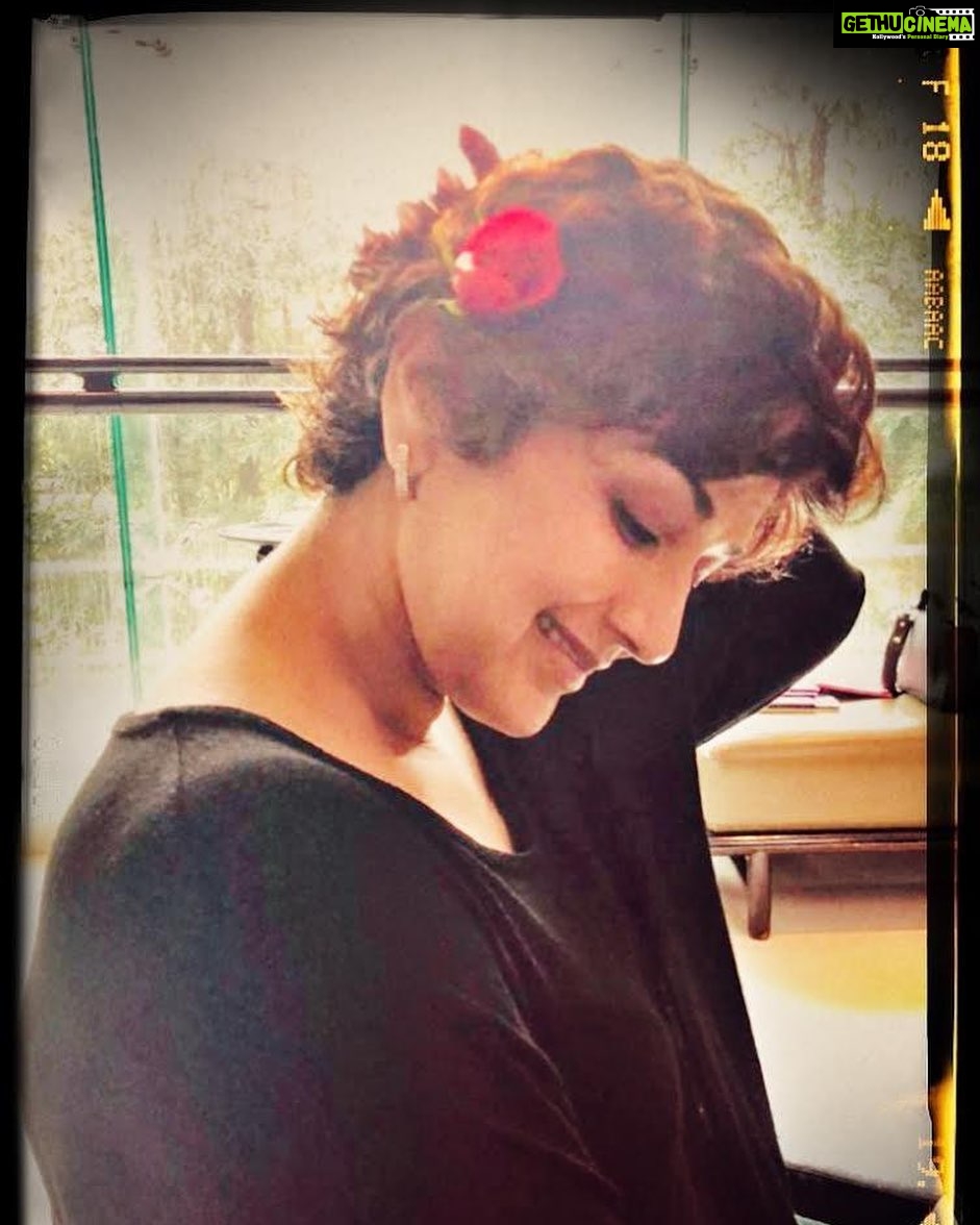 Sonali Bendre Instagram - Rose in my hair and sunshine on my mind☀ #SwitchOnTheSunshine