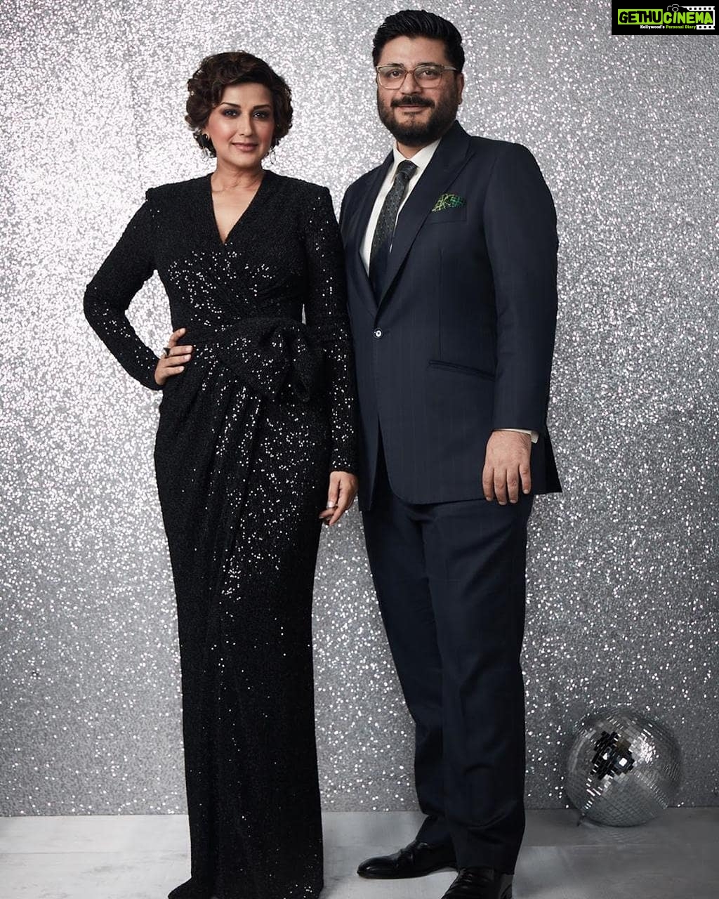 Sonali Bendre Instagram - "No beauty shines brighter than that of a person who is comfortable being their own self" I'm so so glad that Vogue is redefining the concept of beauty and celebrating it with the Beauty Warrior Award. Receiving this along with @tahirakashyap makes it even more special ❤ Thank you @vogueindia #VogueBeautyAwards #VBATurns10 #AboutLastNight