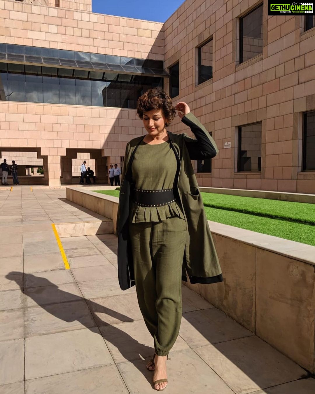 Sonali Bendre Instagram - Keep glowing, keep growing 🌱 Indian School of Business