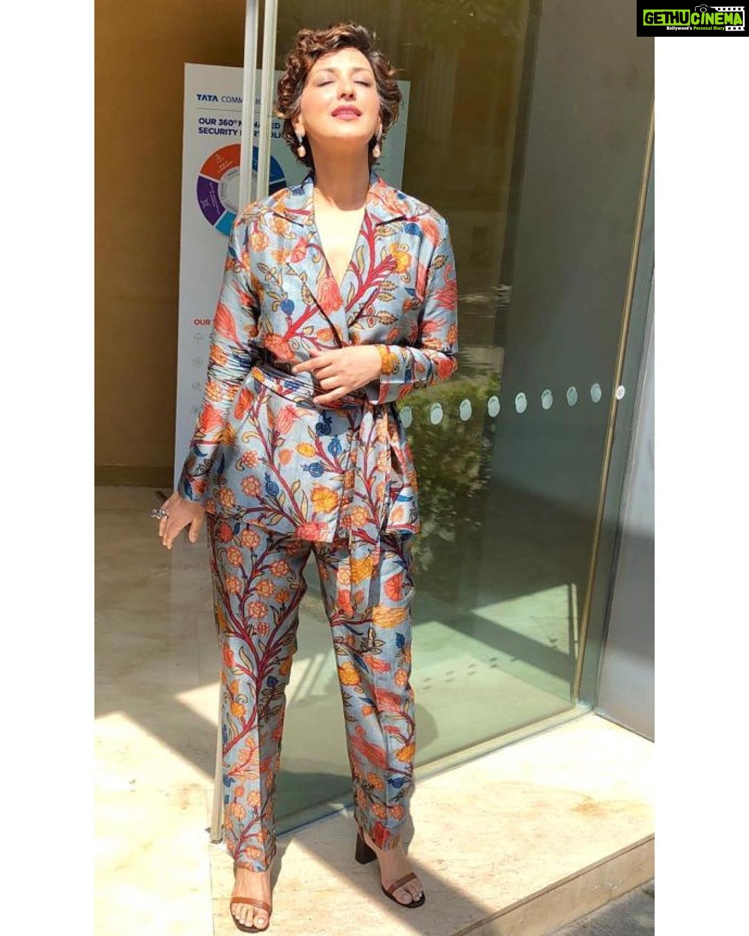 Sonali Bendre Instagram - Thank you #TataCommunications for inviting me to speak... It's an honour and a pleasure interacting with you. Hope we've given each other reasons to #SwitchOnTheSunshine 💪🏼☺