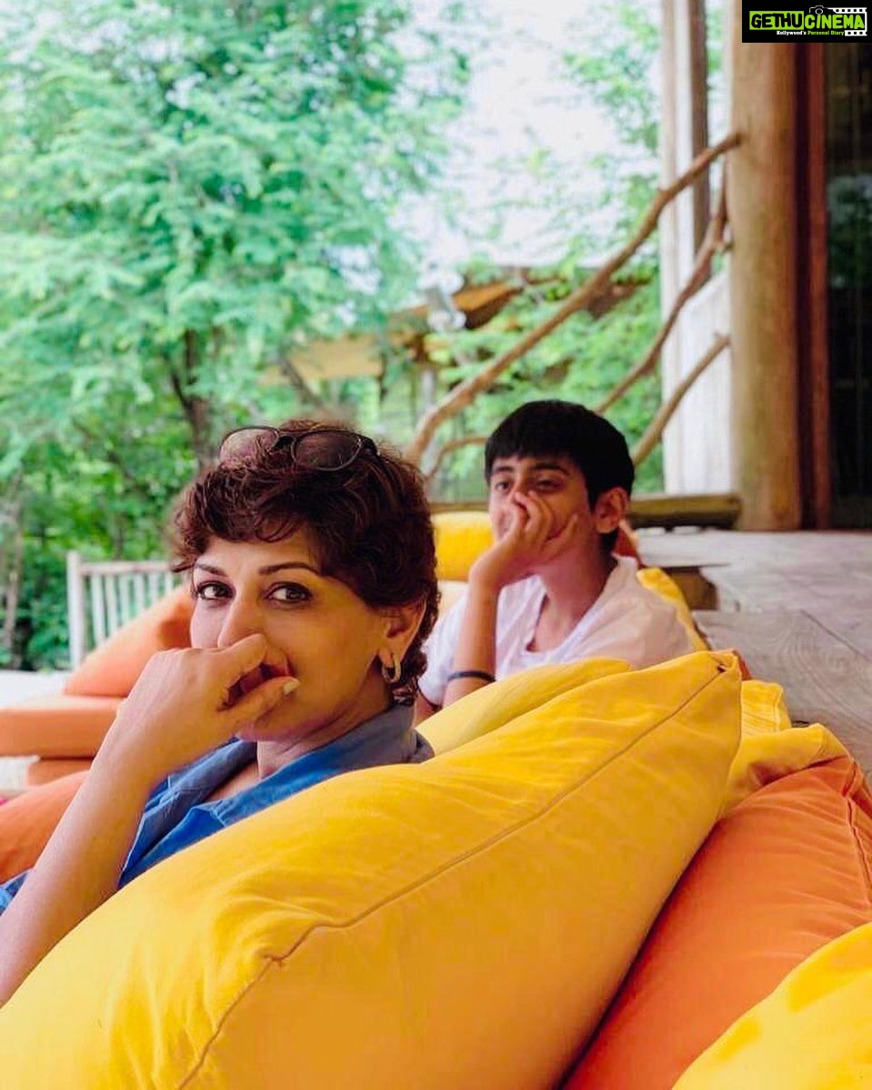 Sonali Bendre Instagram - Like माँ like बेटा 🤔🤔🤔 @rockbehl #FlashbackFriday