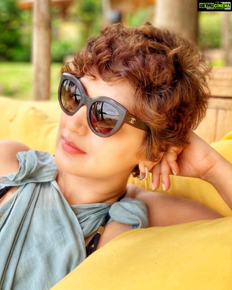 Sonali Bendre Instagram - Looking at the rains outside, Iām missing the salty air & sun kissed hair! #TBT to my vacation š #TakeMeBack