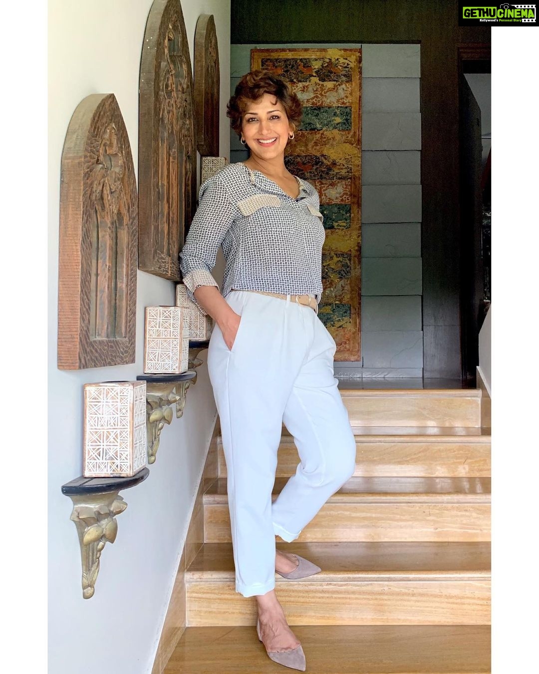 Sonali Bendre Instagram - Stepping into my day with a smile and comfy pants 😄😄