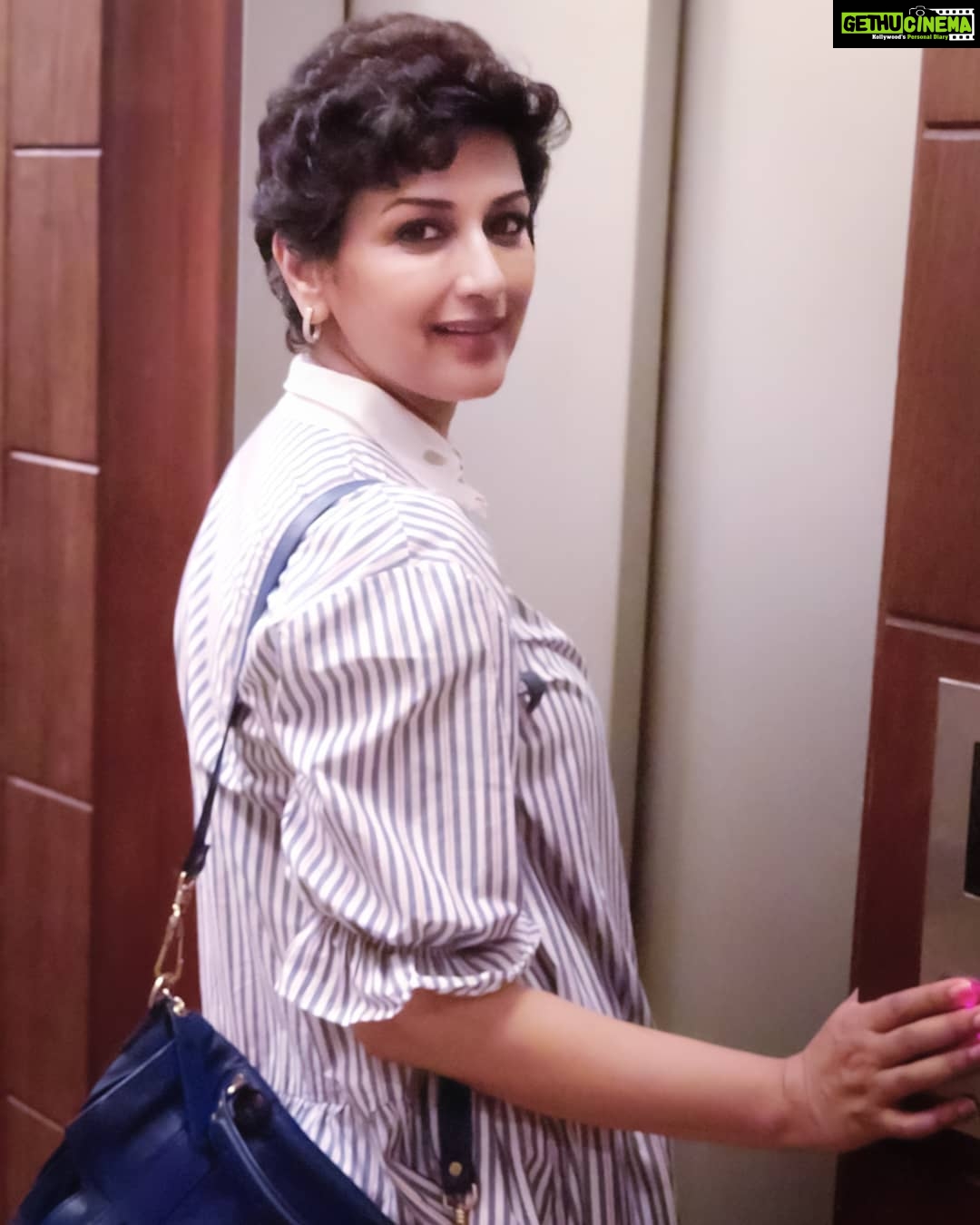 Sonali Bendre Instagram - Off to the movies🍿 🎥 It's been a while since I've been to one and I'm really glad I stepped out for this film. I laughed, cried & came out inspired... what a fantastic performance, @hrithikroshan! And kudos to the #Super30 cast for putting up such an outstanding film!