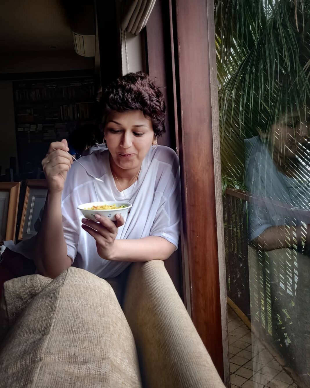 Sonali Bendre Instagram - Simple pleasures on a rainy day, कांदे पोहे and a hot cup of coffee. #TheMaharashtrianInMe