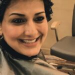 Sonali Bendre Instagram - It’s surreal how one can forge a bond when they least expect it. A chance encounter with @tomoarakawa at a salon in NYC, has led to this amazing friendship. Honestly, I’m in awe of the way he works his magic every time he picks a pair of scissors. I’m so glad he came down to India on his break and agreed to do my makeover right here at @kromakaysalon. Thanks to Tomo’s genius coupled with my friend @kantamotwani’s expertise, I enjoyed an afternoon of pampering and walked out with an amazing new hair cut😊😘 Kromakay