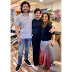 Sonali Bendre Instagram - @tomoarakawa is in town all the way from #NYC and that was excuse enough for a new look... so @kantamotwani was called and voila... my new summer look! A well-spent Sunday afternoon with my two favourites pampering me with my first proper cut and color in over a year!! Lil things like this make me so happy. #MyNewNormal #SwitchOnTheSunshine Kromakay