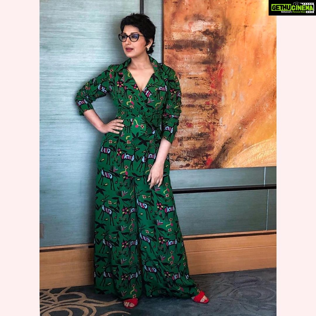 Sonali Bendre Instagram - Accepting and facing the reality helped me #SwitchOnTheSunshine. But being able to take all of it #OneDayAtATime, became #MyNewNormal. In conversation with @rajeevmasand today at @flobangalore. Outfit: @masabagupta Styled by: @akankshagajria