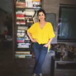 Sonali Bendre Instagram - Our collective love for books has made us the close-knit community that we are, and I want to share this love with the world. This is me with my prized possession – my bookshelf. Send me your selfies with your bookshelves and some of the best ones will go up on our #SBC Shelfies Hall of Fame! All you need to do is upload your "shelfies" on your Instagram stories and tag us. Don't forget to use #SBCShelfies. @sonalisbookclub