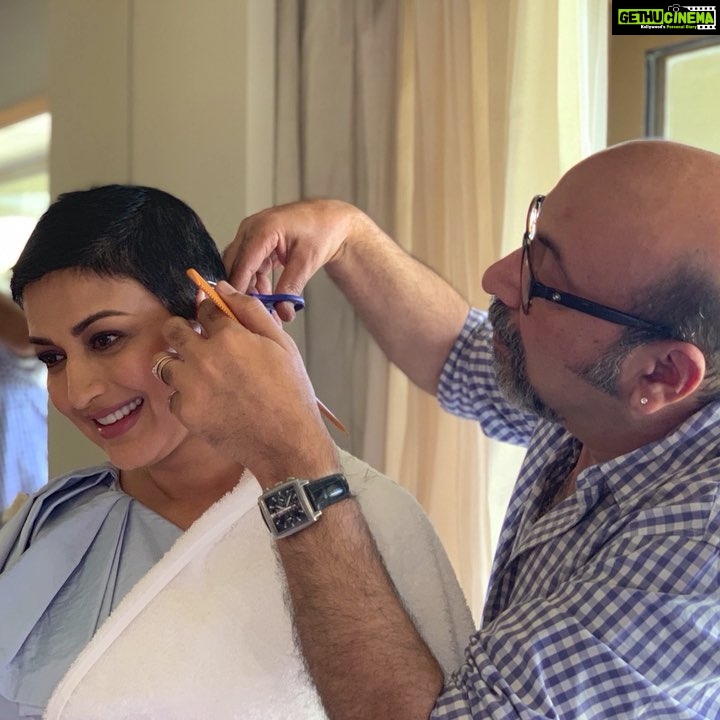 Sonali Bendre Instagram - Took me a while to get used to having little hair. But once that set in, there was no looking back (literally!) 😄 It has been months since I’ve even needed a ‘trim’. So, during the @bazaarindia shoot when @mickeycontractor said that I needed one, my first thought was, “Really??”. Before I could react, he was all set – armed with an eyebrow scissor, ready to go at it! I couldn’t stop smiling. Never thought I’d get a makeover of sorts like this, but I guess it’s #MyNewNormal. #SwitchOnTheSunshine #OneDayAtATime
