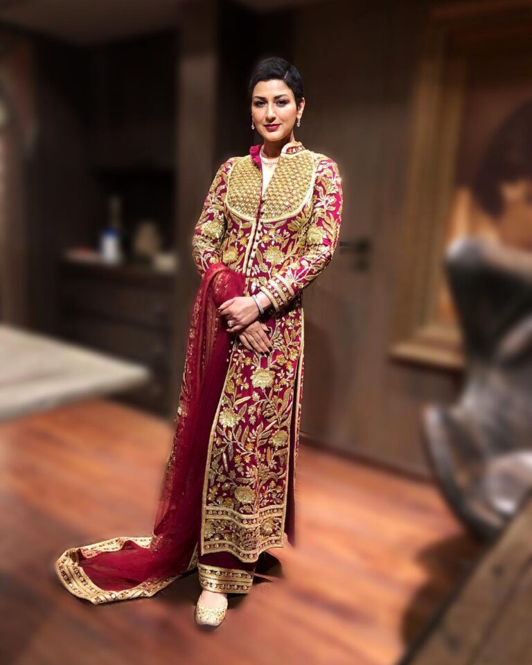 Sonali Bendre Instagram - Been a while since I got out of my track-pants😄 Outfit: @abujanisandeepkhosla Shoes: Abu-Sandeep X @needledust