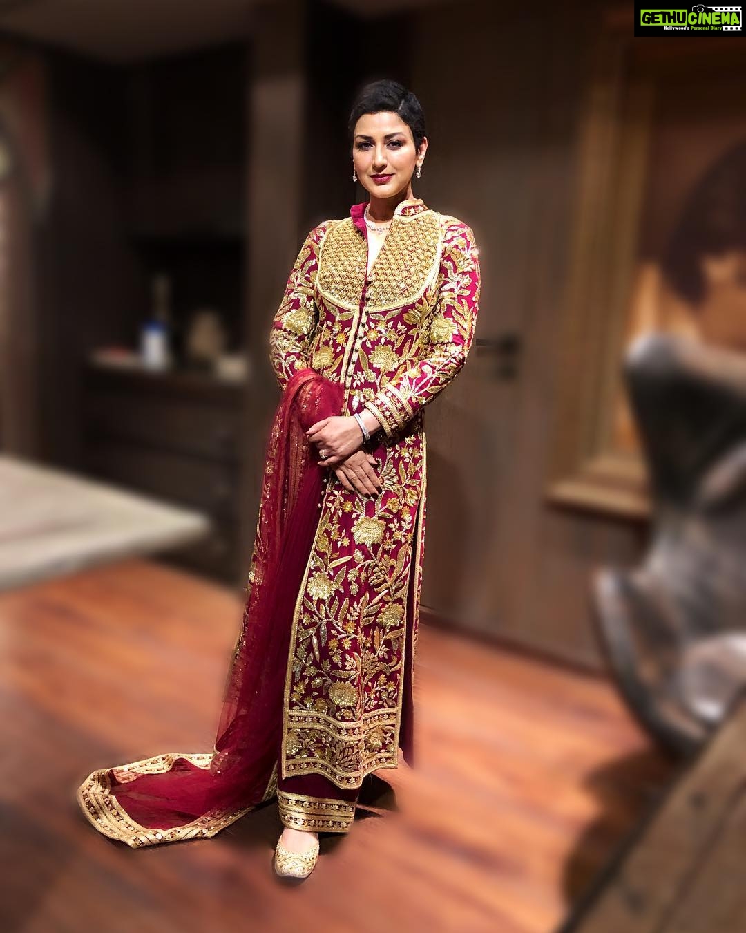 Sonali Bendre - 239.1K Likes - Been a while since I got out of my track-pants😄
Outfit: @abujanisandeepkhosla
Shoes: Abu-Sandeep X @needledust