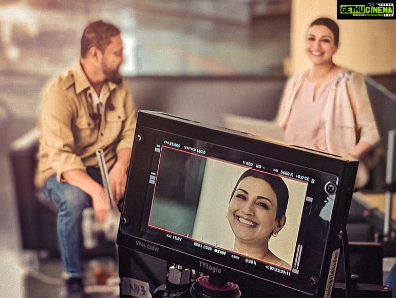 Sonali Bendre Instagram - Mothers are always expected to be the ones with answers to every question. Under pressure we do forget the simple gesture of ASKING for help. We also tend to forget that sharing what we know, helps another person learn from it. Not having the right solution every time is not an imperfection, but a part of the process of how we grow and evolve. While, I enjoy sharing my stories and experiences, I’d now love to hear your stories. Share it with me and let's proudly say #MujheSabNahiPata #IDidntKnow Link to the film in bio! @allout