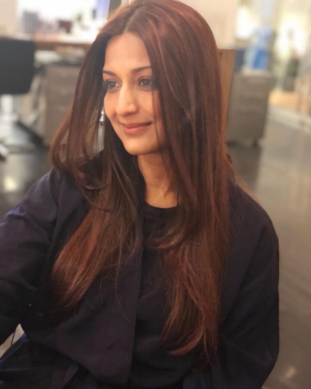Sonali Bendre Instagram - Throwback to my last blow-dry before I cut my hair. Now that my hair is gradually growing back.... Maybe I can look forward to another blow-dry in 2019! This journey has been immense, and has taught me so so much.... From being in awe of the body's willingness and capacity to fight and heal and recover to overwhelming gratitude to the people who have stood by me and been pillars of strength to being reminded of life's transience and that things come and go (much like my hair). Here's looking towards a healthier and happier 2019. Onwards and upwards... #SwitchOnTheSunshine #OneDayAtATime