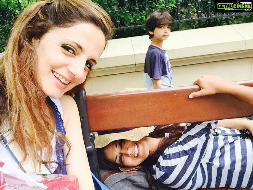 Sonali Bendre Instagram - As we grow older, we become kids again... while our kids start giving us grown up looks! Cheers to all our shenanigans... the madness, the laughter and the love. Happy happy birthday @suzkr... here’s to celebrating many many more together! #GirlfriendsAreTheBest #SummerHolidays #Togetherness #FunWithKids