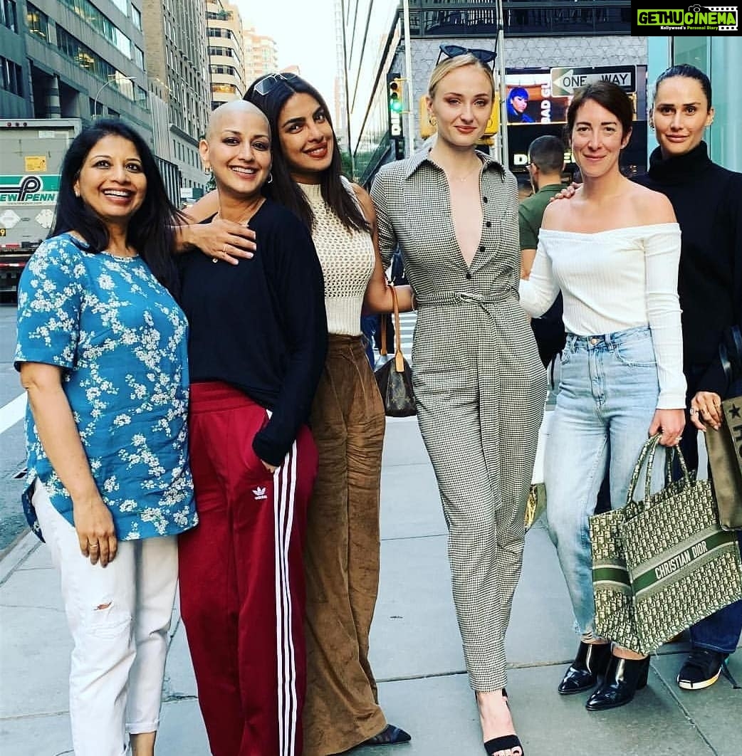 Sonali Bendre - 222.8K Likes - Was a little low and lonely as @goldiebehl had left for Mumbai... thank you @priyankachopra for lifting my spirits! ♥️ #AGirlsDayOutIsLikeChickenSoupForTheSoul @sophiet @danasupnick @mimi
#Repost @priyankachopra
Girls will be girls.. @iamsonalibendre @sophiet @danasupnick @mimi ❤🎉💋🌻