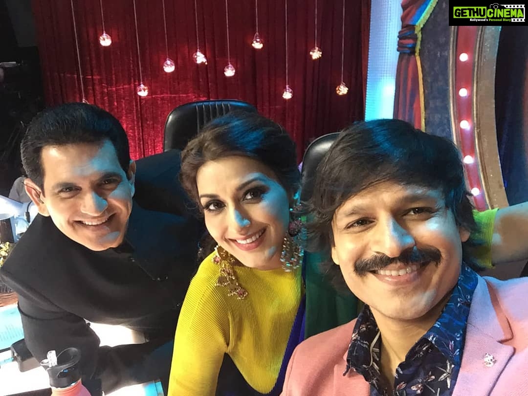 Sonali Bendre Instagram - #IndiasBestDramebaaz Season 3 premieres tonight and @vivekoberoi, @omungkumar and I have had the best time! Can't wait for you all to watch the super talented kids tonight at 9 pm on @zeetv!