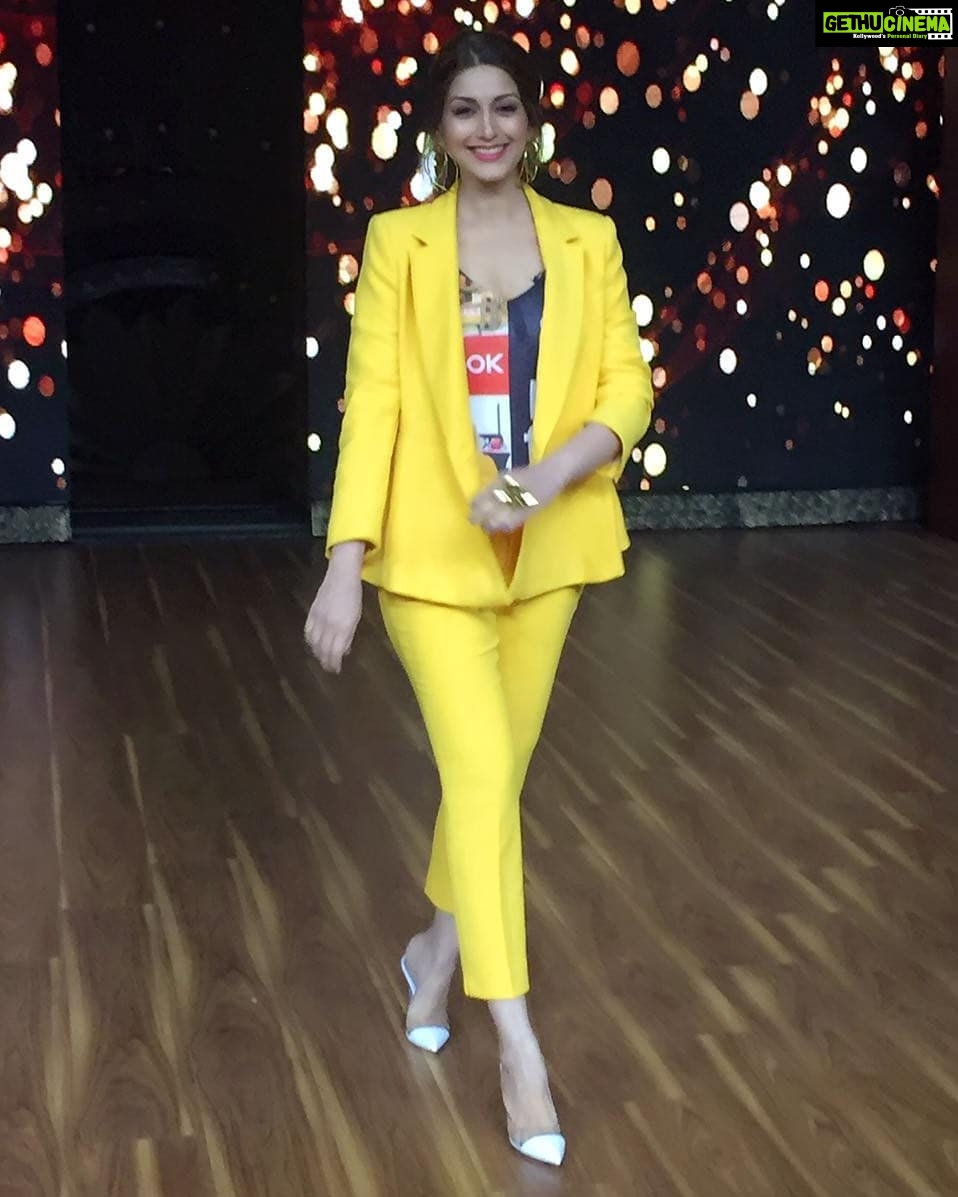 Sonali Bendre Instagram - 🌻 or ☀ you decide! #YellowLove #SundayVibes #SetLife