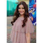Sonali Bendre Instagram - One of those playful pink days on the sets of #IndiasBestDramebaaz Outfit: @sunainakhera Styling: @akankshagajria Accessories: @valliyan for @azotiique