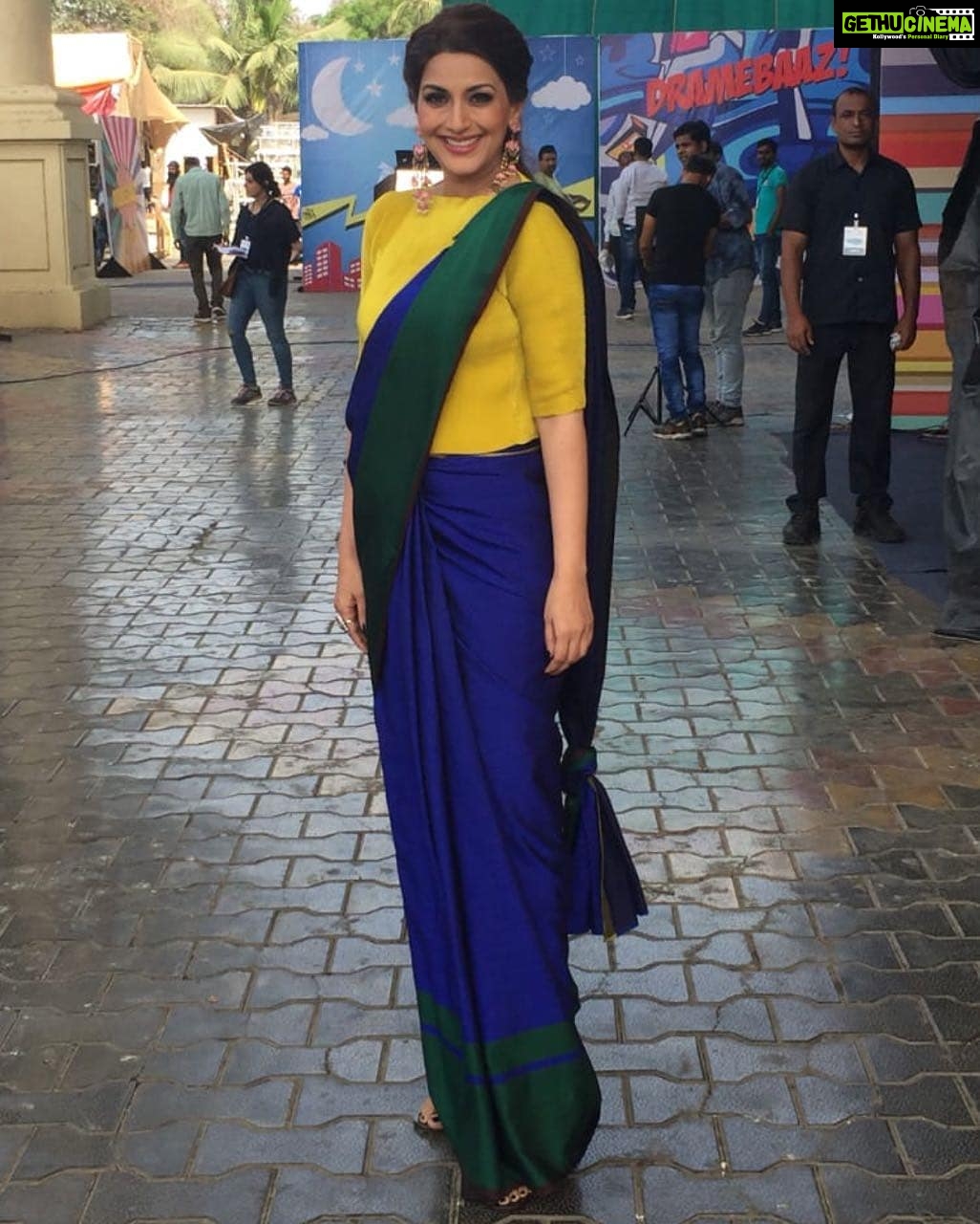 Sonali Bendre Instagram - So so glad to be back on the sets of #IndiasBestDramebaaz! Great meeting you again @vivekoberoi and welcome to the team @omungkumar! Outfit: @payalkhandwala Jewelry: @azotiique Stylist: @akankshagajria