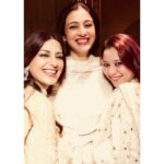 Sonali Bendre Instagram - The sisterhood of the sisters-in-law! #ForeverFriends #MoodLastNight #MakingMemories #OldFriendships #chikankari #abujanisandeepkhosla @Tabutiful @Srishtibehlarya PC: @sikandarkher
