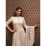 Sonali Bendre Instagram – En route to witness the Walk of #Mijwan by @manishmalhotra05 @azmishabana18 
Outfit by: @manishmalhotra05 
Jewelry by: @neelamkotharisoni