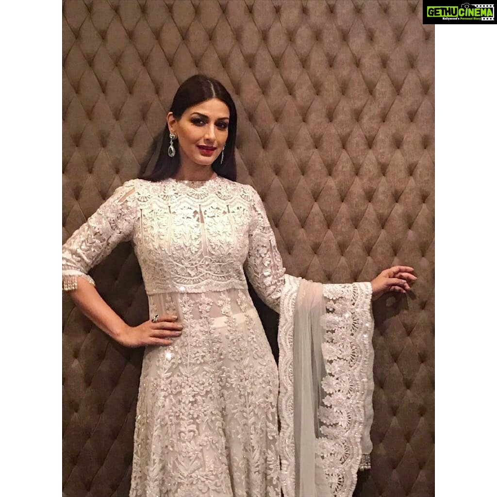 Sonali Bendre Instagram - En route to witness the Walk of #Mijwan by @manishmalhotra05 @azmishabana18 Outfit by: @manishmalhotra05 Jewelry by: @neelamkotharisoni