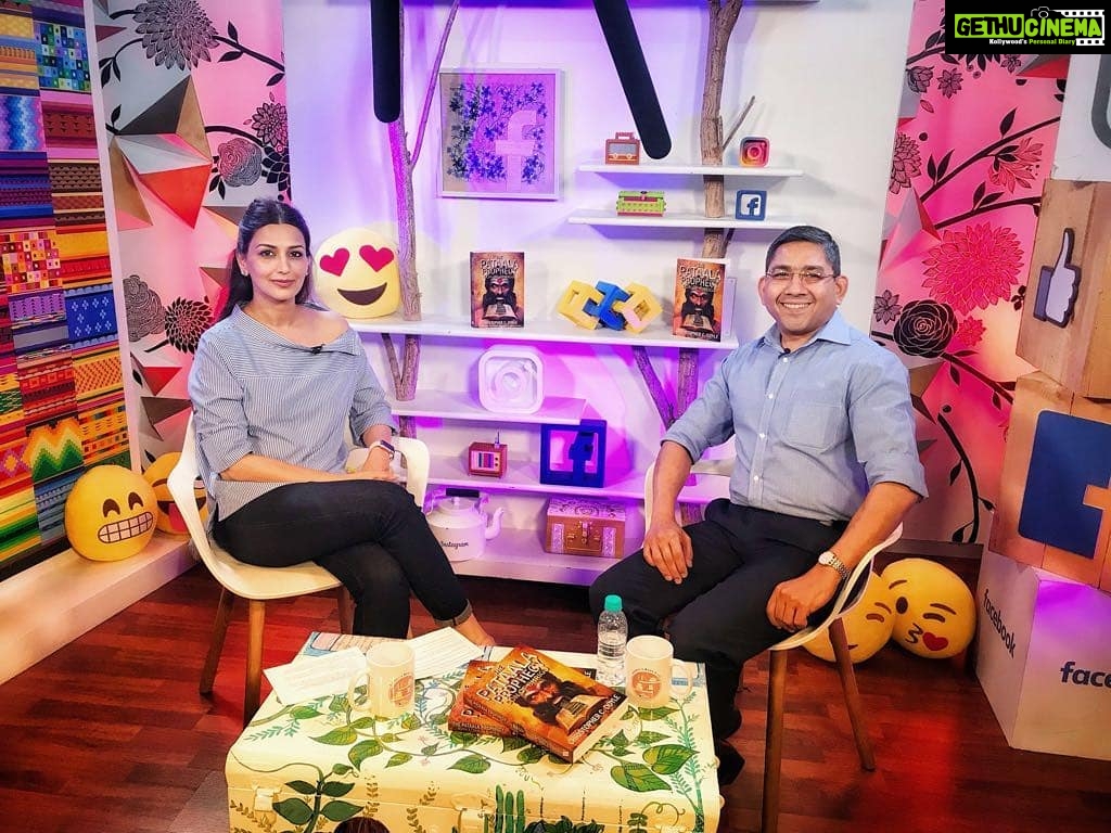 Sonali Bendre Instagram - Today's #SBCInConversationWith #ChristopherCDoyle is dedicated to my sister, Gandhali. She’s a HUGE fan and so had a whole lot of questions including her most important one - what happened to Radha? (one of the characters in the Mahabharat Quest series). I was able to get many responses from Christopher during our conversation but that one answer eluded me! Looking forward to reading his books, and I wish him all the very best for #ThePataalaProphecy #SBC