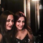 Sonali Bendre Instagram – Remember this night in NY…roof top! Hope we have many more of them…. happy birthday @gayatrioberoi! 🎉🥂 #Nomadnight #startedclearendedblurred #girlswannahavefun #blurrynight #NYDiaries #SummerVacay