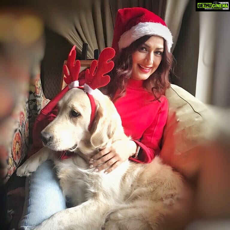 Sonali Bendre Instagram - It's the perfect season to cuddle up with your loved ones... Wishing everyone a very #MerryChristmas!
