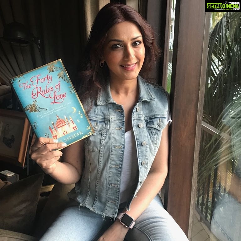 Sonali Bendre Instagram - As we enter the new year, I thought we should go in with feelings of love, hope and optimism, and hence, the last book in #SonalisBookClub for the year 2017 is #TheFortyRulesOfLove by #ElifShafak. See you on the other side! #SBC @shafakelif
