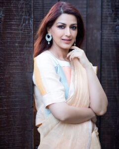 Sonali Bendre Instagram - When you don’t need anything more than a lovely pair of earrings and a beautiful ring to make your whole look complete.... thank you @tanishqjewellery for making it so simple #GlitteratiByTanishq