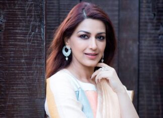 Sonali Bendre Instagram - When you don’t need anything more than a lovely pair of earrings and a beautiful ring to make your whole look complete.... thank you @tanishqjewellery for making it so simple #GlitteratiByTanishq
