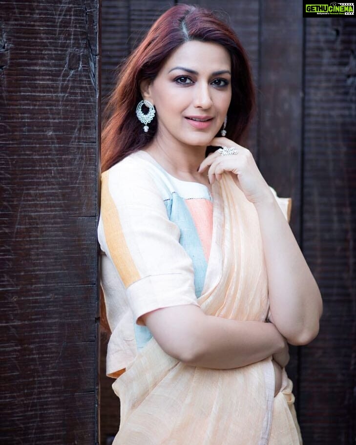 Sonali Bendre Instagram - When you don’t need anything more than a lovely pair of earrings and a beautiful ring to make your whole look complete.... thank you @tanishqjewellery for making it so simple #GlitteratiByTanishq