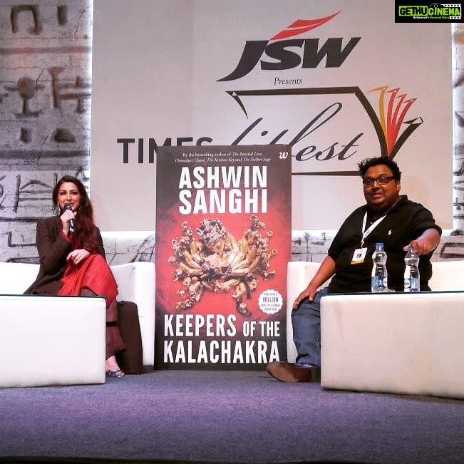 Sonali Bendre Instagram - Great chatting with @ashwin.sanghi at the @timeslitfest... Really looking forward to reading #KeepersOfTheKalachakra and sharing it with the members of #SBC!