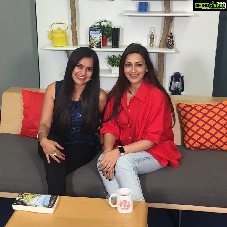 Sonali Bendre Instagram - Had a wonderful #SBCInConversationWith @preeti.shenoy, a fellow author and multitasking mother. Really enjoyed all your questions and it looks like it's building up to a Masterclass, which I'm sure will be as insightful as our conversation today. #SBC #SonalisBookClub
