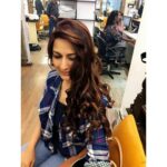 Sonali Bendre Instagram – Love my new hair color and I’m all set for today’s #Masterclass with Anand Neelakantan at 4 pm! Tune in to FB.com/iamsonalibendre

#Repost @zenobiamody

Painted again with different hues 🎨🌈 ……. had the honour to colour @iamsonalibendre long beautiful stresses in the tone of champagne gold copper streaks to add more SHINE & SPARKLE ✨✨ to her glossy warm red global base colour…. colourists: Me & my Capri partner 😎🤠 @sonal.9 😊😘 @kromakaysalon #Kromakaystylefiles #kromakaysalons #kromakaymakeupdiaries #colourist #colourcrush #colourobsessedartist