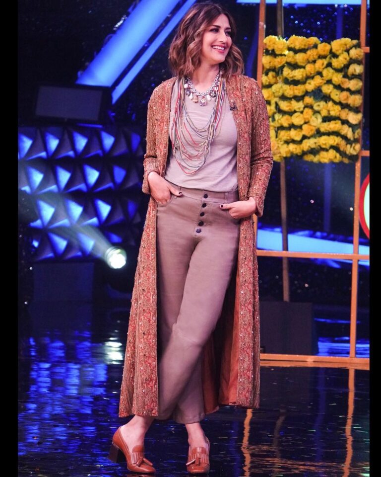 Sonali Bendre Instagram - Some things age better… I’m talking about my jacket here 😜 I wore this beautiful jacket from @rohitbalofficial at least 2 decades ago and I’m so glad I could wear it again! #Vintage #reuse #reuserevolution #upcycledclothing #oldisgold Super dancer chapter 4