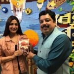 Sonali Bendre Instagram - You can have your cake and eat it too... the founder of #SonalisBookClub also gets a gift! Post our book discussion, I was gifted a personally autographed copy of @itsanandneel's latest book #TheRiseOfSivagami. Thank you Anand. #SBC