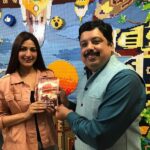 Sonali Bendre Instagram – You can have your cake and eat it too… the founder of #SonalisBookClub also gets a gift! Post our book discussion, I was gifted a personally autographed copy of @itsanandneel’s latest book #TheRiseOfSivagami. Thank you Anand. #SBC